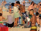 Sheron Menezzes troca beijinho com o namorado na praia