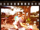 Danielle Winits anda de moto com o namorado na Tailândia