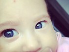 No Twitter, Perlla mostra o olhão azul de sua filha