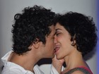 Letícia Sabatella troca beijos com o namorado em festa no Rio