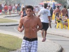 Sem camisa, Bruno Gissoni corre na orla no Rio de Janeiro