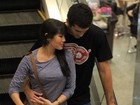 Daniele Suzuki passeia abraçada com o marido em shopping