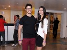 José Loreto leva a namorada ao show de Jorge Ben Jor no Rio