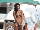 De biquíni, Rihanna sensualiza com chuveirinho no mar da Itália