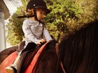 Adriane Galisteu leva o filho para andar a cavalo: 'Hoje é dia de pocotó'