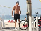 Marcos Caruso, o Leleco de 'Avenida Brasil', vai à praia no Rio