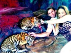 Danielle Winits e o namorado posam com tigres na Tailândia