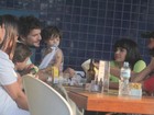 Separados, Daniel Oliveira e Vanessa Giácomo almoçam em família 