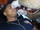 Léo Santana coloca piercing no nariz