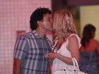 Após compras, Eliana beija o marido João Marcelo Bôscoli na porta da loja