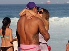 Vítor Belfort e Joana Prado trocam carinhos em praia do Rio