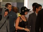 Toda de preto, Katy Perry desembarca no Rio de Janeiro