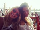 Sabrina Sato e Fernanda Motta curtem praia em Ibiza