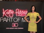 Katy Perry troca look comportado por modelito ousado para atender fãs
