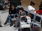 Maria Ribeiro vai com os filhos ao aeroporto