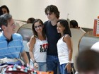 Fábio Assunção posa com fãs em aeroporto