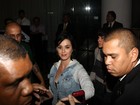 Katy Perry atende fãs na porta de hotel no Rio