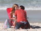 De biquíni, Sophie Charlotte grava cena de beijo em praia do Rio