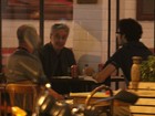 Caetano Veloso janta com o filho em restaurante carioca