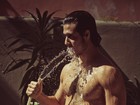 Emiliano D’Avila toma banho de mangueira para ensaio sensual