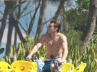 Kleber Toledo, namorado de Marina Ruy Barbosa, pedala sem camisa