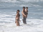 Daniele Suzuki curte praia com o filho e o marido no Rio