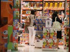 Murilo Benício vai a shopping com namorada e compra brinquedo