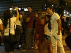 Flávia Alessandra e Otaviano Costa atendem fãs na saída de restaurante