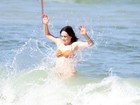 Regina Duarte toma tombo em dia de praia no Rio