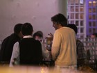 Alexandre Borges aproveita a noite em bar com amigos
