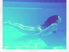 De biquíni, Kim Kardashian posta foto durante mergulho em piscina