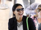 Juliana Paes embarca sorridente e com look colorido em aeroporto