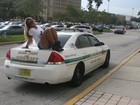 Valesca Popozuda sensualiza em cima do carro da polícia de Orlando