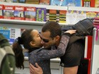 Malvino Salvador ganha beijo de fã mirim em aeroporto carioca