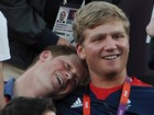 Príncipe Harry deita no ombro de amigo em jogo das Olimpíadas