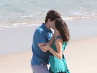 Isabelle Drummond e Jonatas Faro gravam cena de beijo em praia do Rio