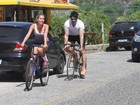 Ex-BBBs Adriana e Rodrigão andam de bicicleta juntos no Rio