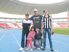 Túlio Maravilha leva os quatro filhos a estádio de futebol no Rio de Janeiro