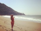 Ex-BBB Renatinha mostra seus 'atributos' em praia de Santa Catarina