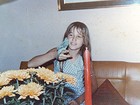 Xuxa posta nova foto da infância, segurando o periquito 'Nando'