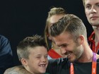 Gatíssimo, David Beckham assiste à final de vôlei de praia nas Olimpíadas