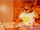 Filha de Max Porto posa com óculos do pai mexendo no computador