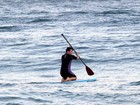 Marcelo Serrado pratica stand up paddle em Ipanema