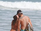 Thaila Ayala e Paulo Vilhena trocam beijos em praia no Rio