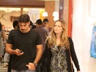 Fernanda Rodrigues vai ao shopping com Raoni Carneiro