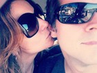 Giovanna Antonelli beija marido na orelha em foto