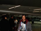 Depois de férias, Caio Castro desembarca em aeroporto em SP
