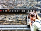 Samara Felippo posa em frente a escola de cinema em Londres