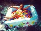 De biquíni, Jessica Alba se diverte em piscina de bolinhas