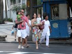 Paulo César Grande e Claudia Mauro passeiam pelas ruas do Leblon, no Rio